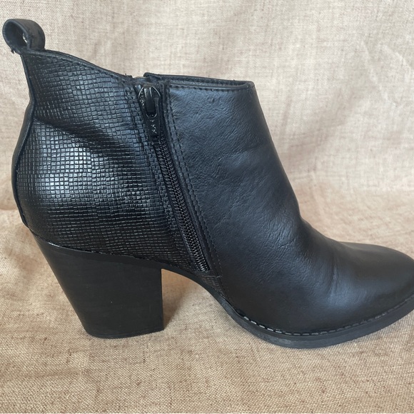 Universal Thread Booties - Picture 8 of 9